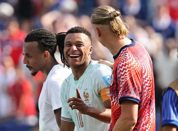Mbappe skal royna at skora móti Marokko í morgin, meðan Haaland hevur Ongland á skránni leygardagin (Mynd: Winslow Townson/Reuters/Ritzau Scanpix)
