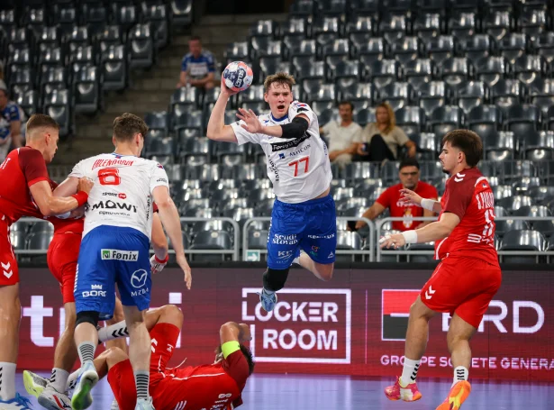 Føroyingar spældu ein flottan fyrra hálvleik móti Serbia og stríddust væl, men tað rakk júst ikki til stig. Harvið er ein sigur eitt krav í dag, um Føroyar skulu víðari úr bólkinum (Mynd: FRH)