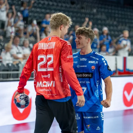 Tveir av profilunum hjá Føroyum, Bjarni Gunnarsson Jacobsen í málinum og Rúnar Hammer (Mynd: AVA Photography)