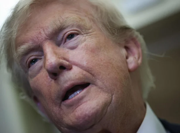 Amerikanski forsetin, Donald Trump hevur boðað frá, at hann ikki longur heldur avtaluna um vápnahvíld millum USA og Iran vera galdandi (Mynd: Win Mcnamee/AFP/Ritzau Scanpix)