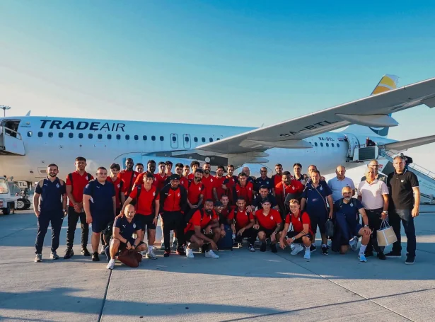 Hamrun Spartans áðrenn fráferð av sólríka Malta mikumorgunin. Teir eru framvegis ikki komnir fram í Føroyum (Mynd: Hamrum Spartans)