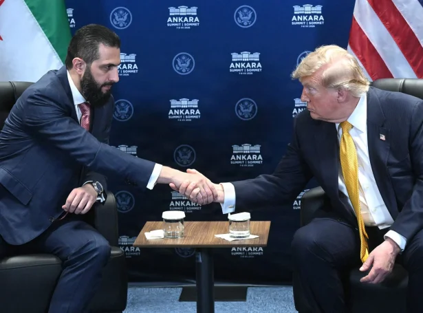 Ahmed al-Sharaa, forseti í Sýria og Donald Trump, forseti í USA hittust í Ankara mikudagin (Mynd: Saul Loeb/AFP/Ritzau Scanpix)