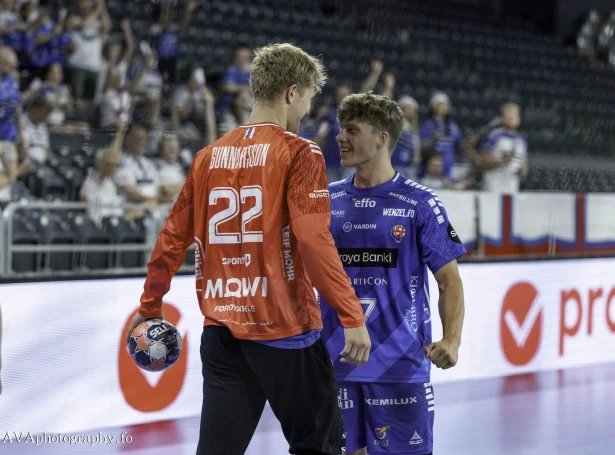 Tveir av profilunum hjá Føroyum, Bjarni Gunnarsson Jacobsen í málinum og Rúnar Hammer (Mynd: AVA Photography)