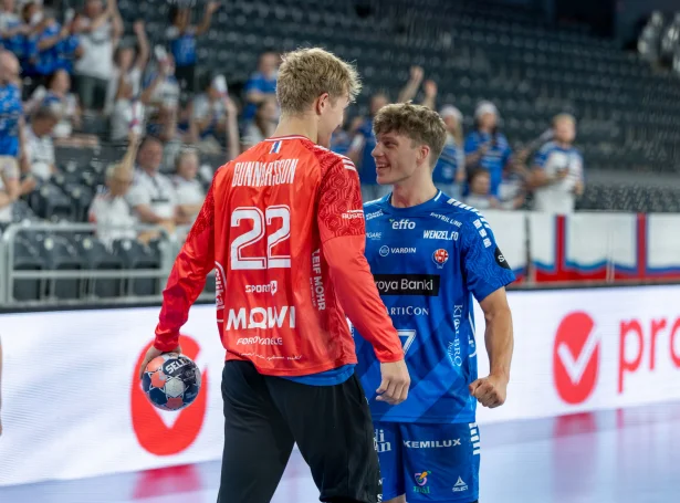 Tveir av profilunum hjá Føroyum, Bjarni Gunnarsson Jacobsen í málinum og Rúnar Hammer (Mynd: AVA Photography)