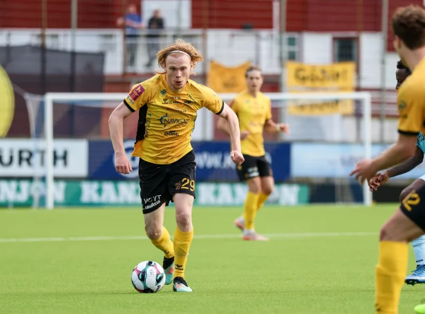 Emil Weihe Joensen varð vístur av vølli tíggju minuttir fyri steðgin (Mynd: Sverri Egholm)