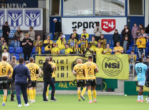 Ikki lætt hjá NSÍ'arunum at sleppa av leikvøllinum eftir drama: - Leikarar, venjaratoymið og áskoðarar hjá NSÍ máttu bíða á leikvøllinum aftaná dystarlok, tí heimaáskoðarar høvdu umringað bussin, ið NSÍ brúkti at ferðast við. Eyka løgreglufólk blivu kallaði til staðið, og aftaná ein góðan tíma fekk alt ferðalagið frið at fara í bussin og koyra til hotell