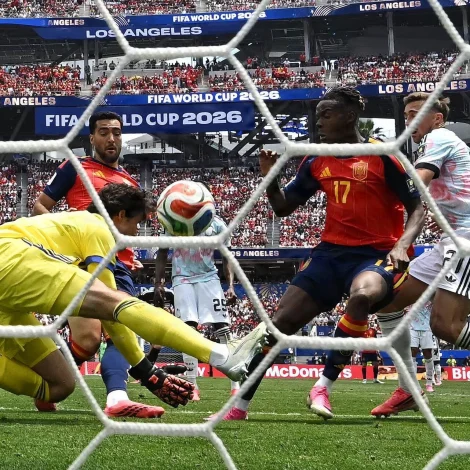 Í 88. minutti megnaði Senne Lammens ikki at halda sponskum langskoti, og so sló Mikel Merino úr Arsenal aftur til (Mynd: Paul Ellis/AFP/Ritzau Scanpix)