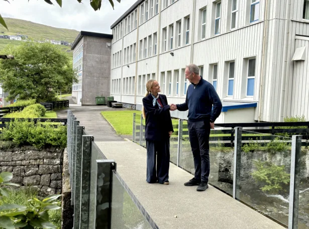 Sára Jógvansdóttir, borgarstjóri í Vestmanna kommunu og Kjartan Hansen, stjóri í Kanjon (Mynd: Vestmanna kommuna)