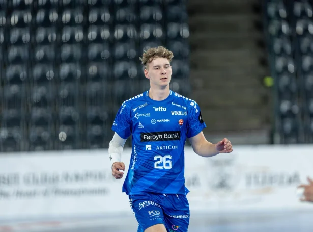 Høgi høgri bakkurin avloysti Paula Rasmussen eftir tjúgu minuttir og fór beinanvegin í gongd at skjóta mál og at annars skapa trupulleikar fyri turkar. Filip Haldansen var 100 prosent í skotum og spældi annars ógvuliga væl (Mynd: AVA Photography)