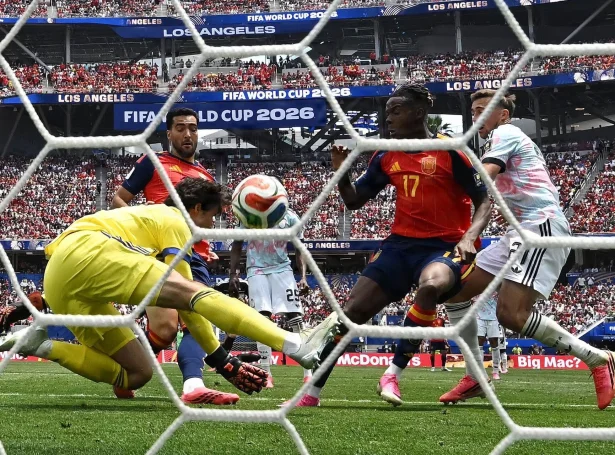 Í 88. minutti megnaði Senne Lammens ikki at halda sponskum langskoti, og so sló Mikel Merino úr Arsenal aftur til (Mynd: Paul Ellis/AFP/Ritzau Scanpix)