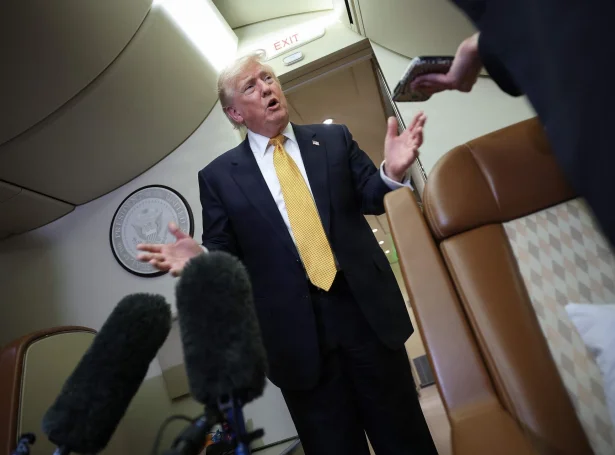 Amerikanski forsetin, Donald Trump tosar við journalistar umborð á forsetaflogfarinum, Air Force One (Mynd: Win Mcnamee/AFP/Ritzau Scanpix)