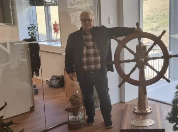 ”Eg skilji ikki, at nakar tímir at arbeiða á landi. Tað er einki so gott sum at sigla.” -Jegvan Sundskarð