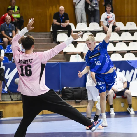 Magnus Árason skoraði sjey av átta skotum á høgra vongi - fleiri ógvuliga flott og varð kosin dagsins spælari hjá Føroyum (Mynd: FRH)