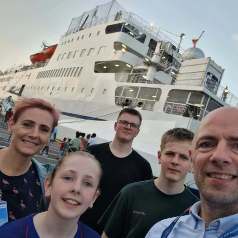 Katrin og Jón Helmsdal við familju eru mynstraði við Logos Hope