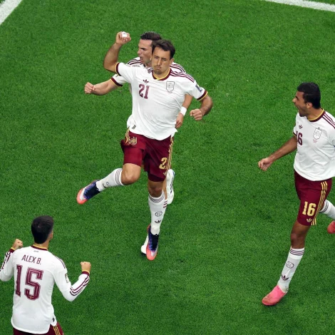 Mikel Oyarzabal umsetti trygt við brotssparki eftir franskt verjumistak (Mynd: David Ramos/AFP/Ritzau Scanpix)