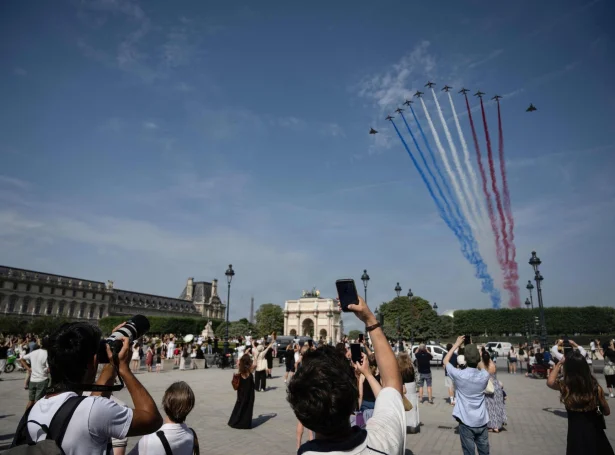 Flogfør hjá PAF - Patruille de France - málaðu fronsku tricoloruna á summarhimmalin yvir Arc de Triopphe í Paris í morgun (Mynd: Martin Bureau/AFP/Ritzau Scanpix)
