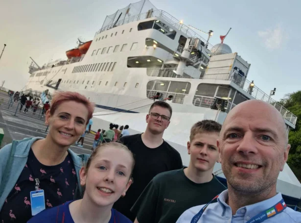 Helmsdal-familjan: Katrin, Jón og børnini, Fríðrikur, Ingi og Olivia (Mynd: OM Føroyar)