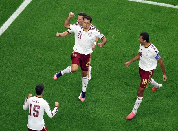 Mikel Oyarzabal umsetti trygt við brotssparki eftir franskt verjumistak (Mynd: David Ramos/AFP/Ritzau Scanpix)