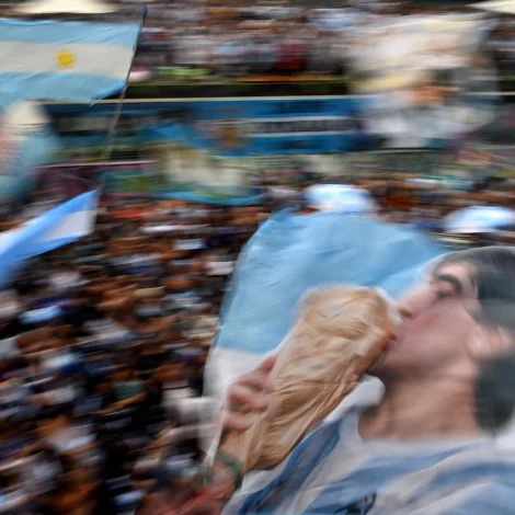 Diego Maradona fyllur sjálvandi nakað í upptaktini (Mynd: Roberto Schmidt/AFP/Ritzau Scanpix)