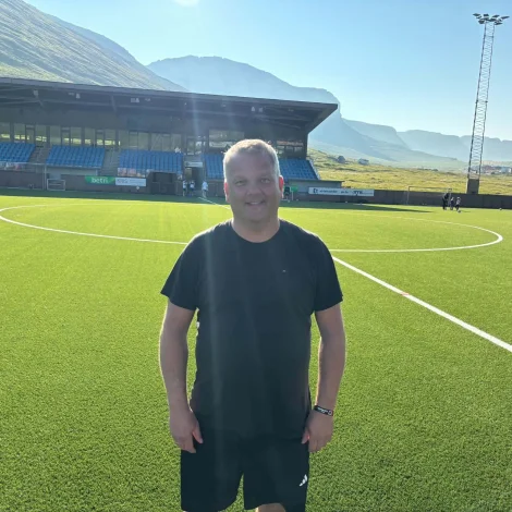 Umframt spælararnar, gongur ein spentur maður í shortsi'i í Sarpugerði: Brandur Jacobsen fegnast um dýrdarveðrið og sær fram til dystin hóskvøldið