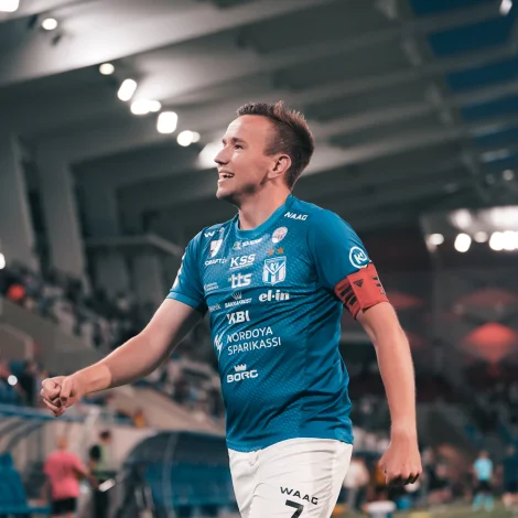 Aftur átti Árni Frederiksberg stóran leiklut í at KÍ vann í Champions League. 1-0 málið var framúr, og 2-1 málið var klassisk KÍ-uppskrift : Árni væl inn fyri til Páll Klettskarð, sum á sannførandi hátt gjørdi arbeiðið liðugt (Myndir: Klaksvíkar Ítróttafelag/Kronberg Photography)