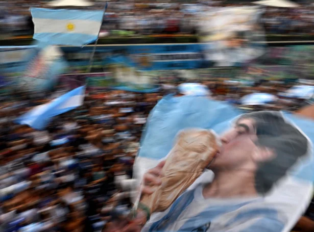 Diego Maradona fyllur sjálvandi nakað í upptaktini (Mynd: Roberto Schmidt/AFP/Ritzau Scanpix)