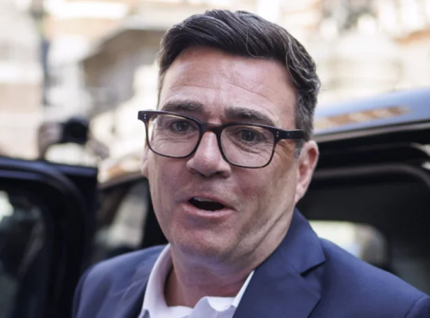 Komandi bretski forsætisráðharrin, Andy Burnham er undir stórum trýsti frá bæði vinnuni og fakfeløgum at geva grønt ljós aftur til olju og gass virksemi í Norðsjónum