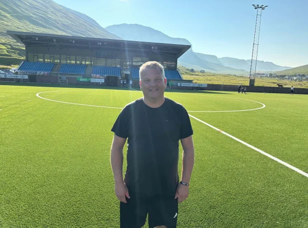 Umframt spælararnar, gongur ein spentur maður í shortsi'i í Sarpugerði: Brandur Jacobsen fegnast um dýrdarveðrið og sær fram til dystin hóskvøldið