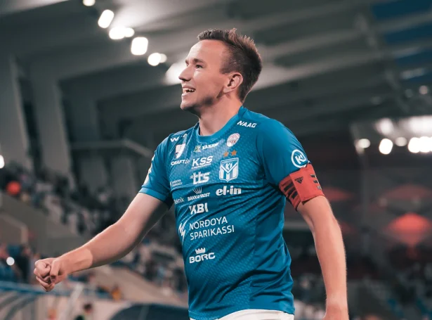 Aftur átti Árni Frederiksberg stóran leiklut í at KÍ vann í Champions League. 1-0 málið var framúr, og 2-1 málið var klassisk KÍ-uppskrift : Árni væl inn fyri til Páll Klettskarð, sum á sannførandi hátt gjørdi arbeiðið liðugt (Myndir: Klaksvíkar Ítróttafelag/Kronberg Photography)