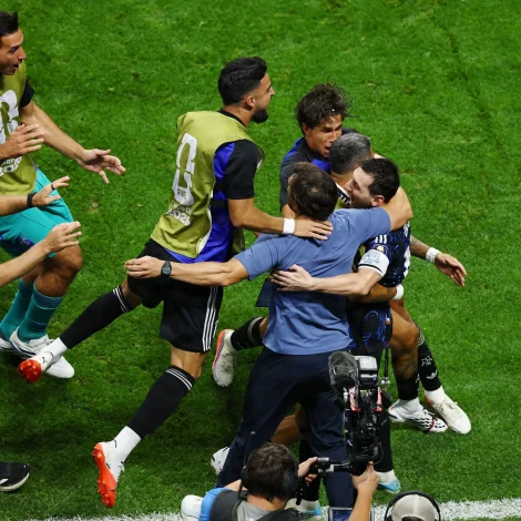 Argentiskir útskiftarar loypa á Lionel Messi, eftir at HM-toppskjúttin á flottan hátt hevur lagt upp til sigursmálið í hálvfinaluni (Mynd: Carlos Barria/Reuters/Ritzau Scanpix)