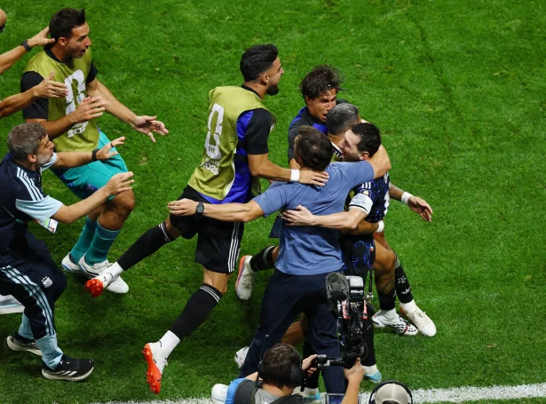 Argentiskir útskiftarar loypa á Lionel Messi, eftir at HM-toppskjúttin á flottan hátt hevur lagt upp til sigursmálið í hálvfinaluni (Mynd: Carlos Barria/Reuters/Ritzau Scanpix)