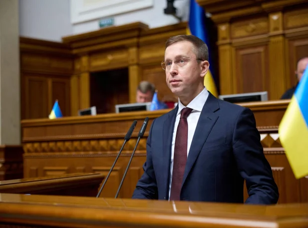 Nýggi forsætisráðharrin helt røðu fyri ukrainska tjóðartinginum í gjár (Mynd: Stringer/AFP/Ritzau Scanpix)