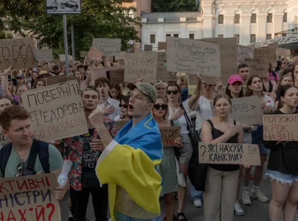 Fólk í Kyiv mótmæla avgerðina hjá Zelenskyj um útskifting av verjumálaráðharra (Mynd: Roman Pilipey/AFP/Ritzau Scanpix)