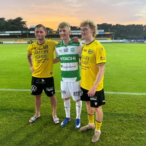 Føroyingarnir saman eftir dystin, sum endaði 0-0