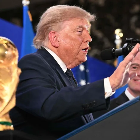 Streypið, sum Donald Trump skal handa í kvøld. Her er tíðindafundur við Gianni Infantino. FIFA-forseta hevur verið forsprákari fyri stóra hálvleiksundirhaldinum í kvøld (Mynd: Mandel Ngan/AFP/Ritzau Scanpix)