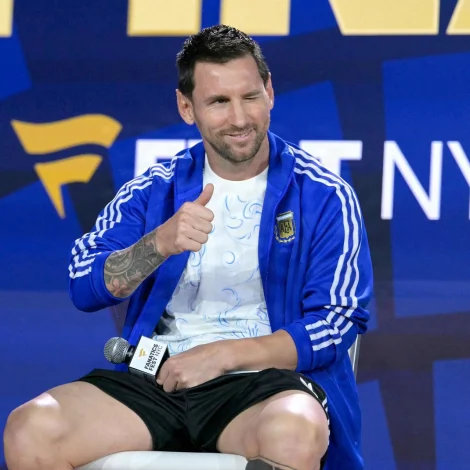 Lionel Messi - møguliga fyri seinastu ferð í HM-høpi. Her til stórt fjeppara- og miðlatiltak í Jarvis Center fríggjakvøldið (Mynd: Juan Mabromata/AFP/Ritzau Scanpix)