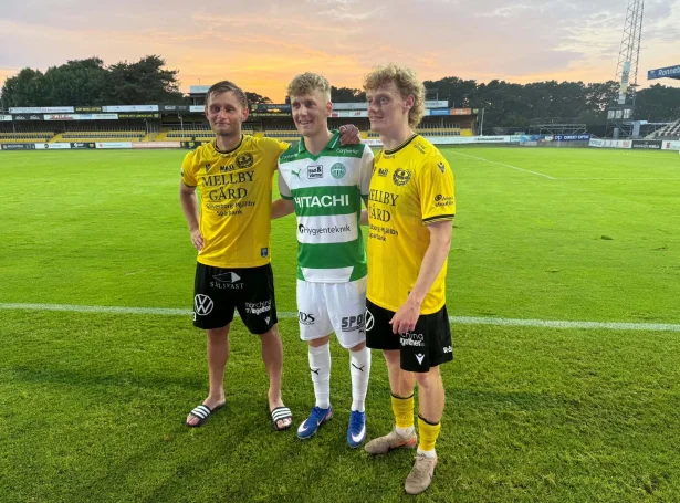 Føroyingarnir saman eftir dystin, sum endaði 0-0