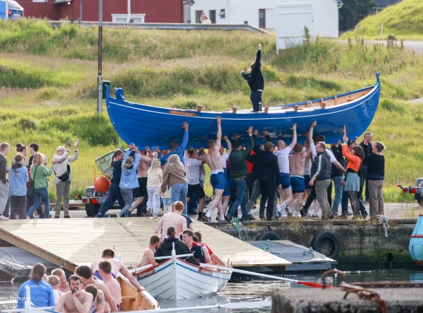 Báturin verður lyftur upp, nú FM-heitið nærum er tryggjað (Mynd: Sverri Egholm)