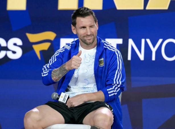 Lionel Messi - møguliga fyri seinastu ferð í HM-høpi. Her til stórt fjeppara- og miðlatiltak í Jarvis Center fríggjakvøldið (Mynd: Juan Mabromata/AFP/Ritzau Scanpix)