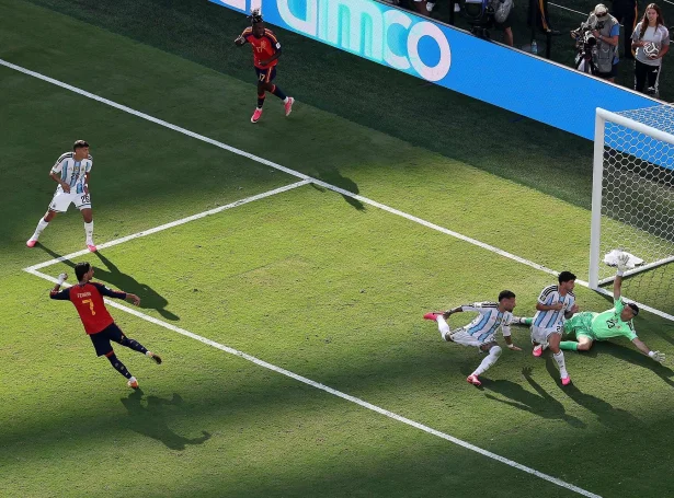 Løtan tá Ferran Torres avgjørdi HM-finaluna og tryggjaði Spania annað heimsmeistaraheitið: Eins og í 2010 hjá Andrés Iniesta við frálíkum máli í longdu leiktíðini (Mynd: Al Bello/AFP/Ritzau Scanpix)