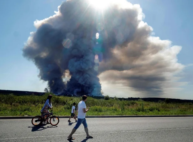Roykur frá einum dronuálopi, sum rakti eitt øki í útjaðaranum av Moskva (Mynd: Tatyana Makeyeva/AFP/Ritzau Scanpix)