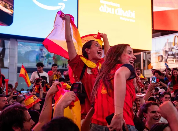 Spaniólar fegnast um HM-sigurin. Myndin er frá Time Square í New York (Mynd: Adam Gray/AFP/Ritzau Scanpix)