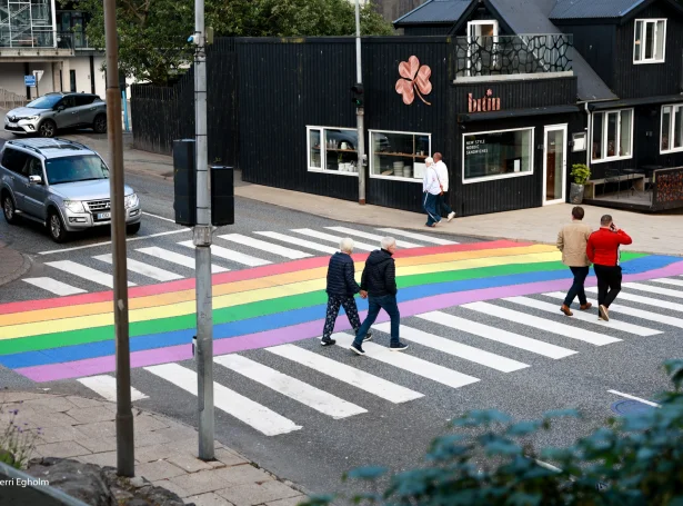 Soleiðis sá út í Steinatúni mánakvøld 20. juli. Um eina viku verður Faroe Pride-skrúðgonga, tá gingið verður úr Gundadali og oman á Vaglið - júst gjøgnum Steinatún (Mynd: Sverri Egholm)