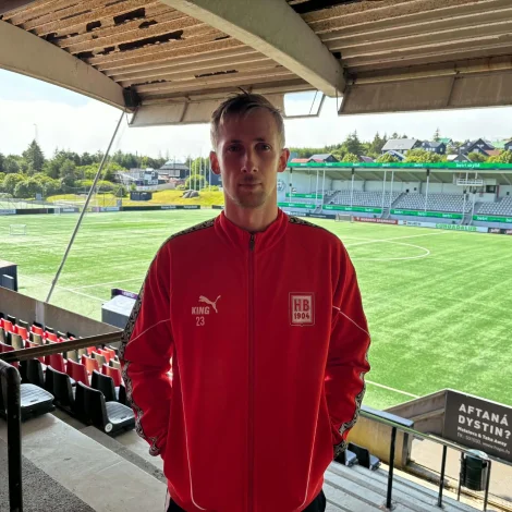 Jákup Thomsen áðrenn fráferð mánadagin. Hóast nógv rundanum og ringa gongd fyrr í ár, trýr hann uppá tað móti Motherwell