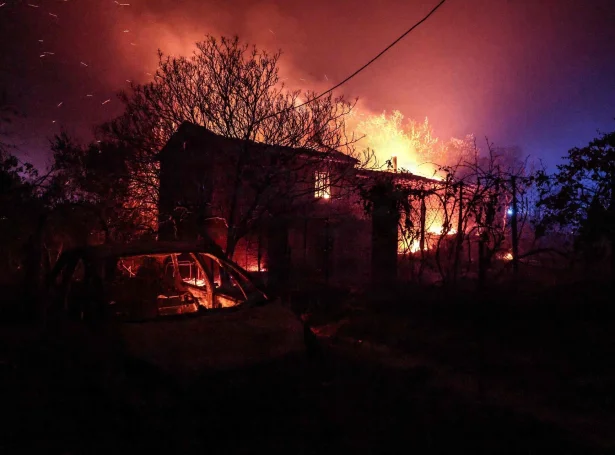 Her hava eldslogarnir fingið fastatøkur í eini hús í bygdini Cotignac (Myndir: Thibaud Moritz/AFP/Ritzau Scanpix)
