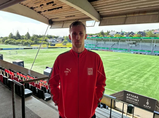 Jákup Thomsen áðrenn fráferð mánadagin. Hóast nógv rundanum og ringa gongd fyrr í ár, trýr hann uppá tað móti Motherwell