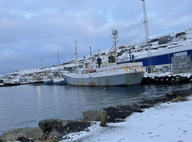 Váðasteinur hevur ligið við bryggju á Toftum seinastu árini (Savnsmynd: Edmund Williamson)