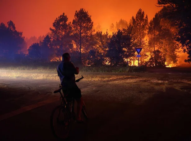 Myndin er frá býnum Le Porge beint vestan fyri Bordeaux (Mynd: Romain Perrocheau/AFP/Ritzau Scanpix)