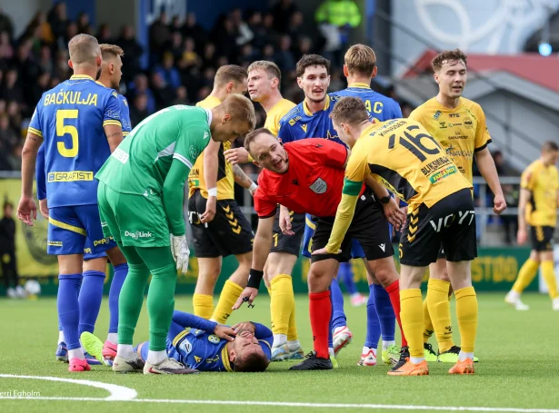Petur Knudsen við liðskiparabandinum fór yvir at tosa við Igor Boșca - men hann vildi sjálvdan siga nakað: Føroyski landsliðsspælarin heldur, at dómarin í hóskvøldið uppførdi seg um, sum hann var ov stórur at vera har (Mynd: Sverri Egholm)