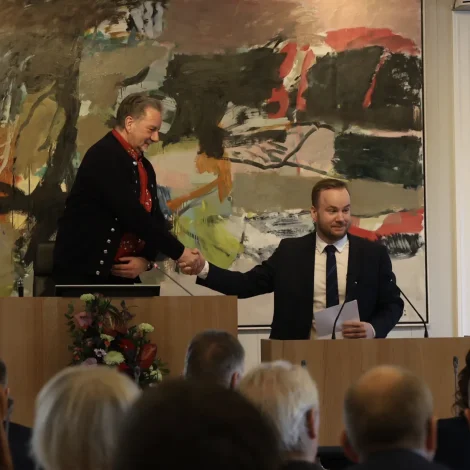 Greið tala frá løgmanni: Um tit síggja onkran, sum nýtir rúsevni. Sigið frá